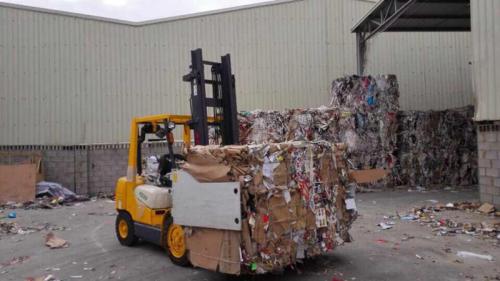 Manejo de abrazaderas de pacas Papel roto