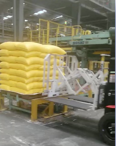 Uso del accesorio de empuje de la carretilla elevadora en el manejo de fertilizantes